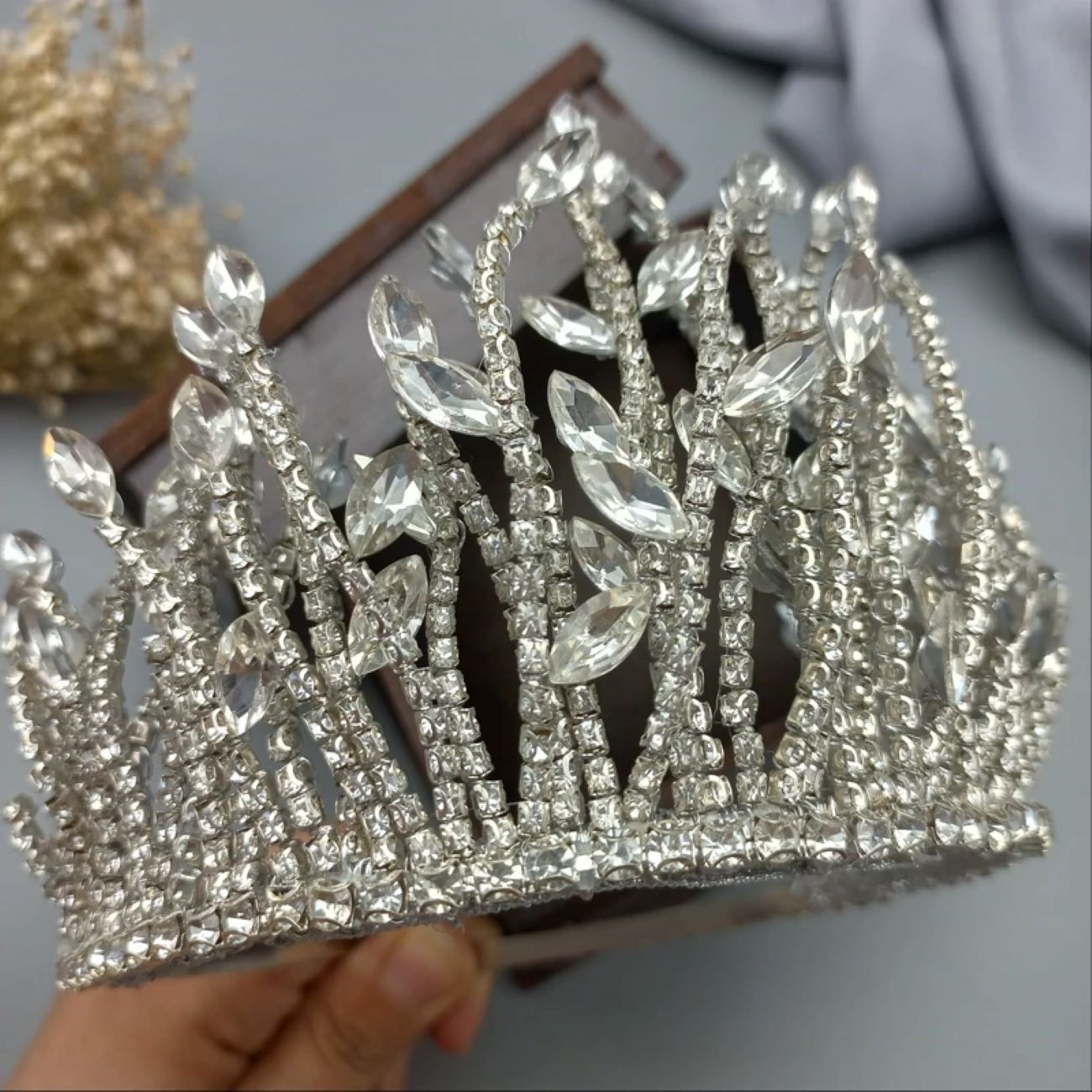 Couronne de mariée exquise avec des pierres et des gemmes de qualité supérieure