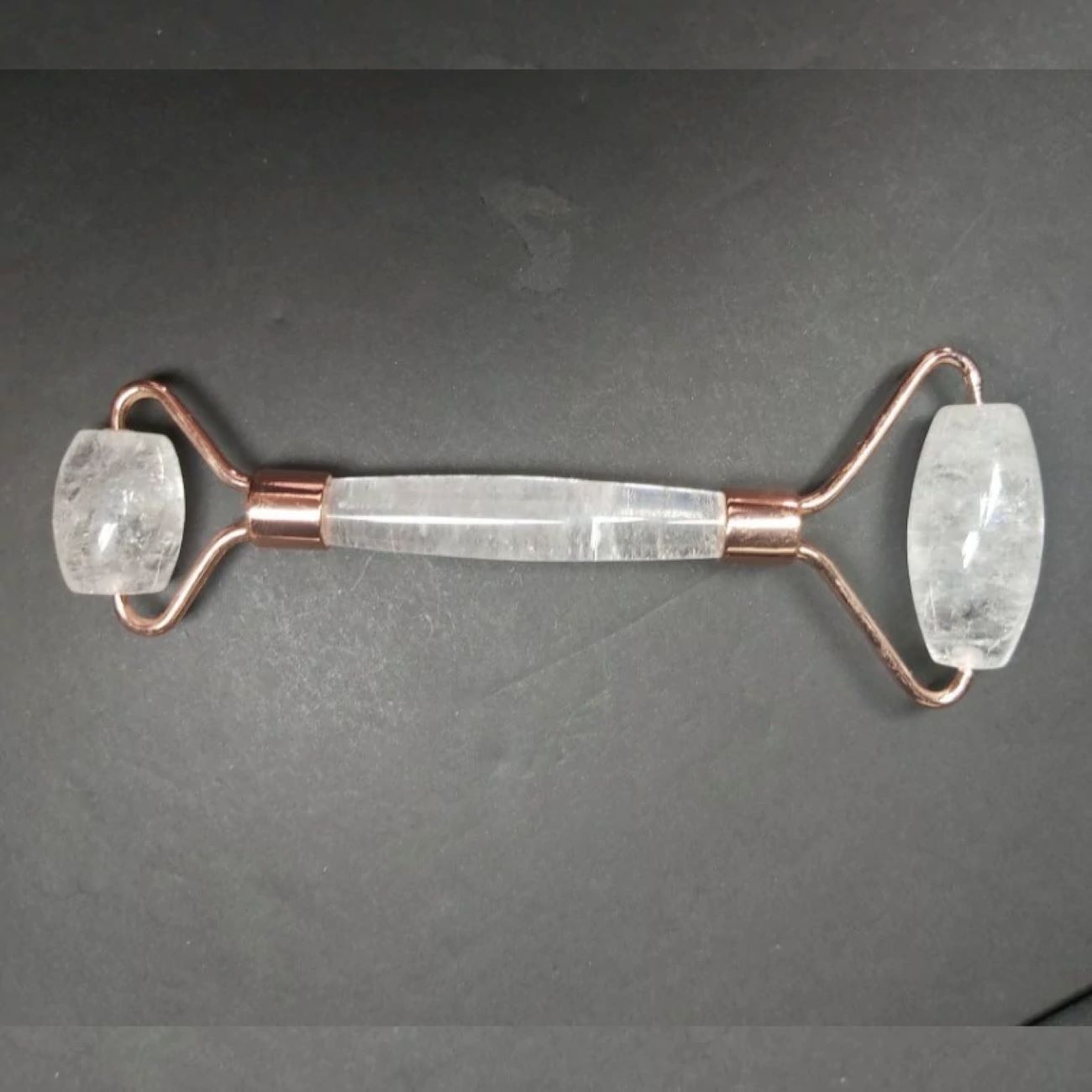 Rouleau facial en pierres de quartz cristal naturel – Réduit les ridules