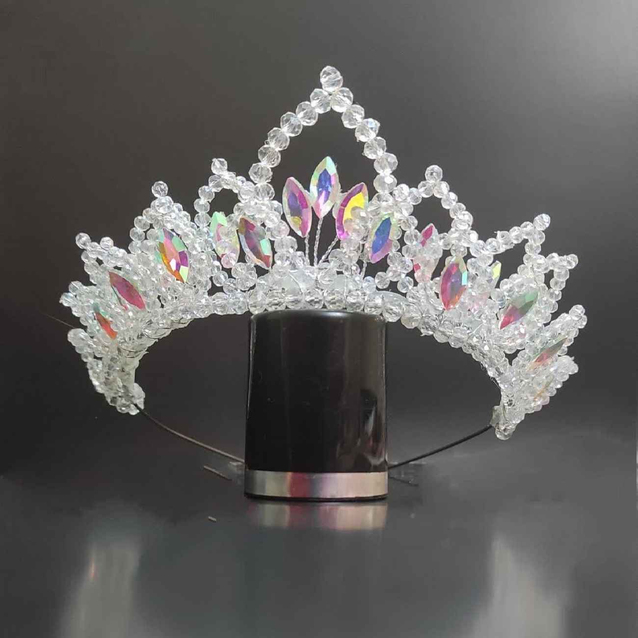 Grâce scintillante – Un diadème en cristal pour votre jour de mariage