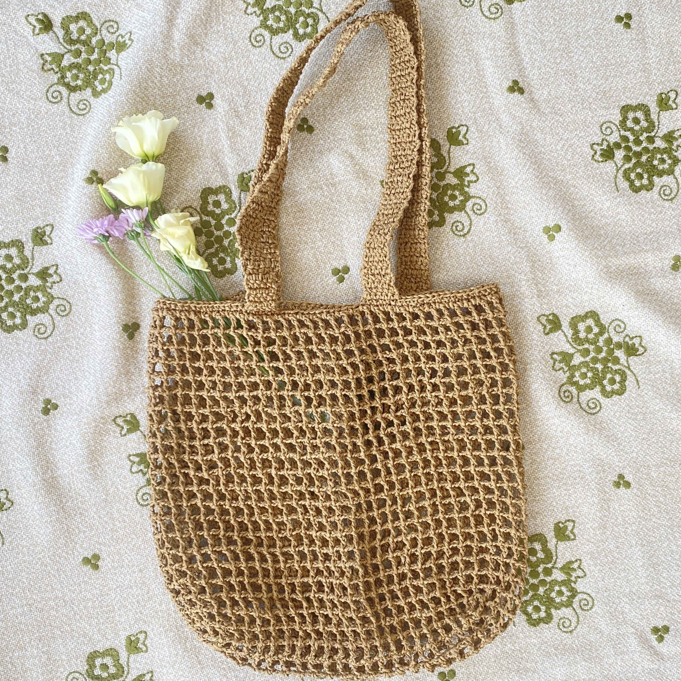 Sac fourre-tout boho en rafia fait main – Convient aux looks de vacances et de resort