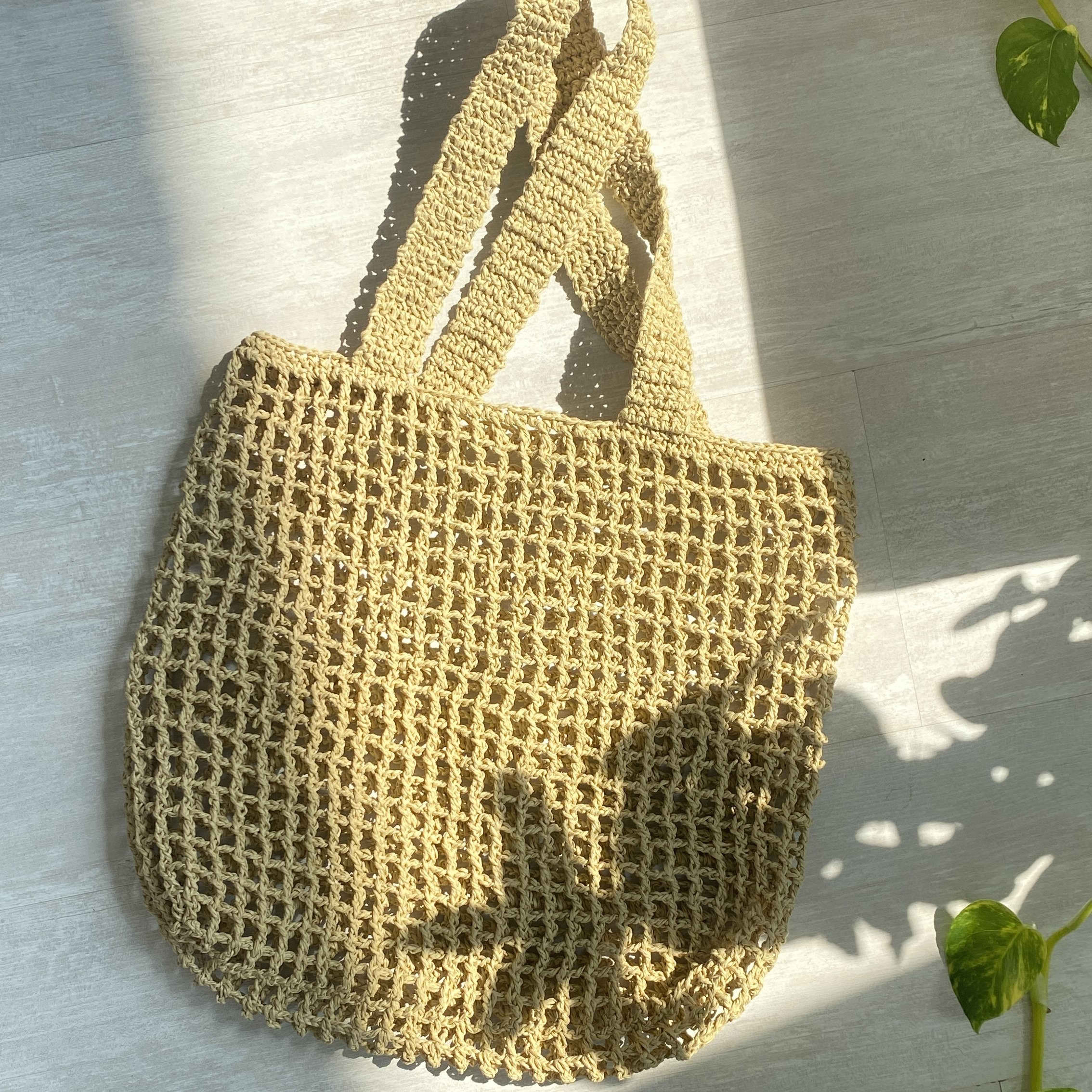 Sac fourre-tout boho en rafia fait main – Convient aux looks de vacances et de resort