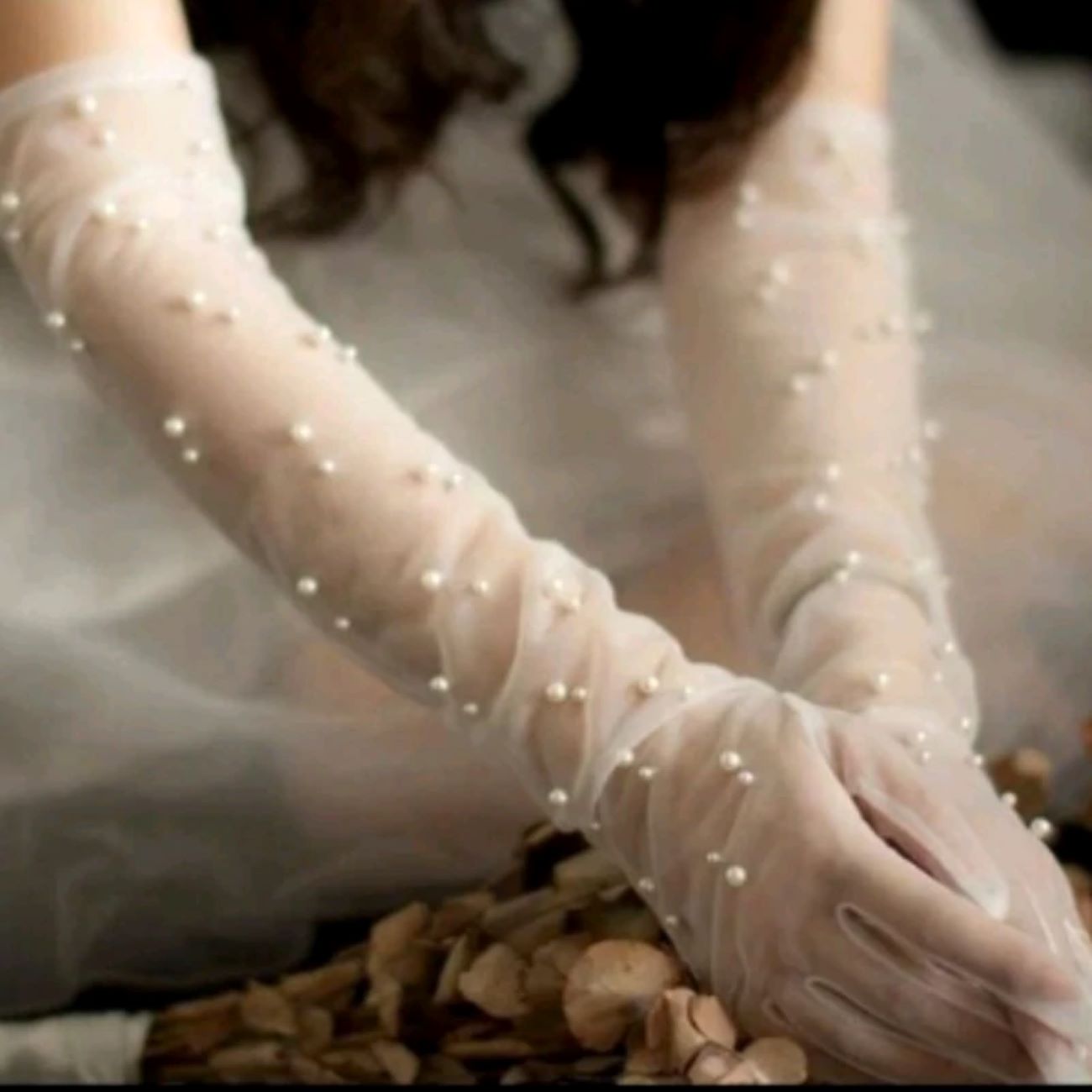 Gants de mariée blancs en dentelle de luxe ornés de perles
