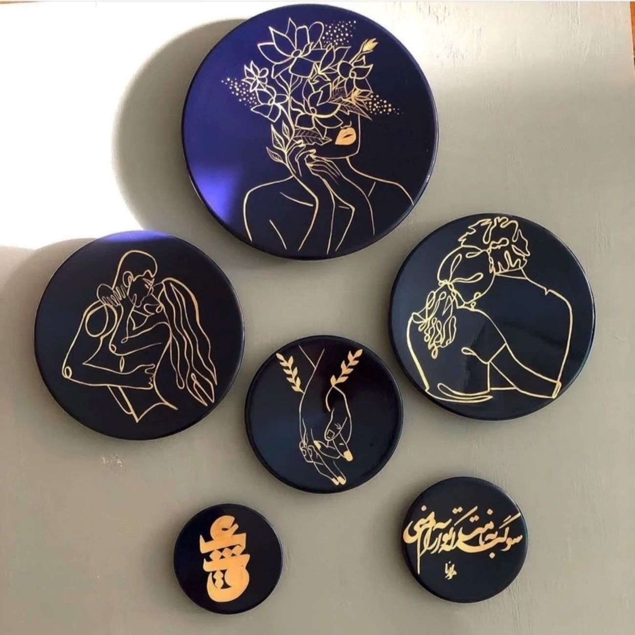 Assiettes murales en céramique avec motifs d’amoureux, de poésie et d’étreinte — Lot de 6