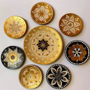 Assiettes murales en céramique avec motif mandala traditionnel en relief — Lot de 8