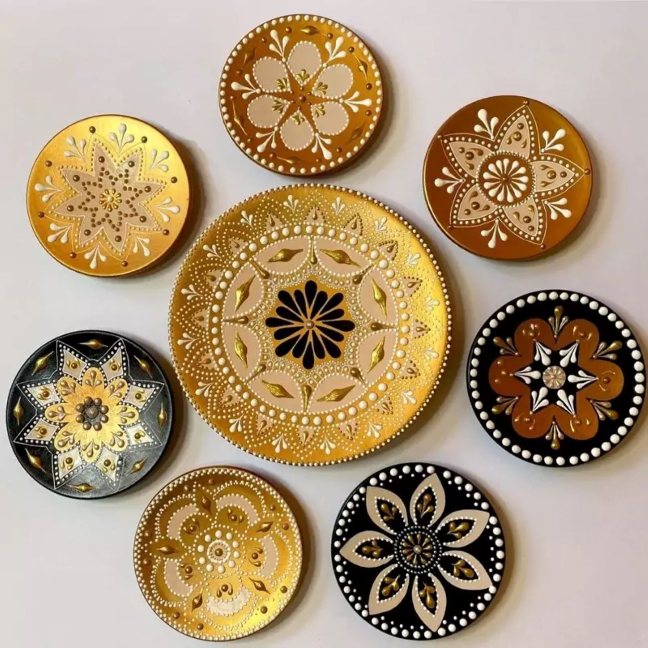 Assiettes murales en céramique avec motif mandala traditionnel en relief — Lot de 8