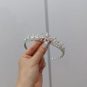 Beauté scintillante – Diadème en cristal pour la mariée moderne