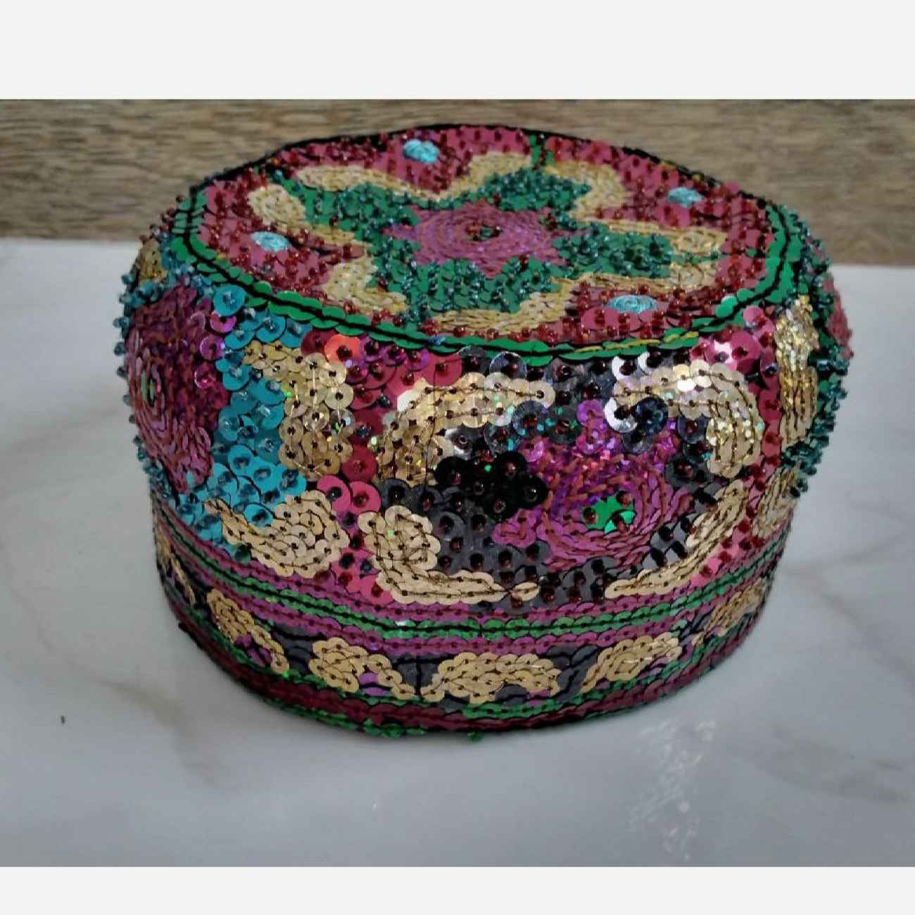 Chapeau traditionnel brodé de sequins – Parfait pour les festivals & soirées
