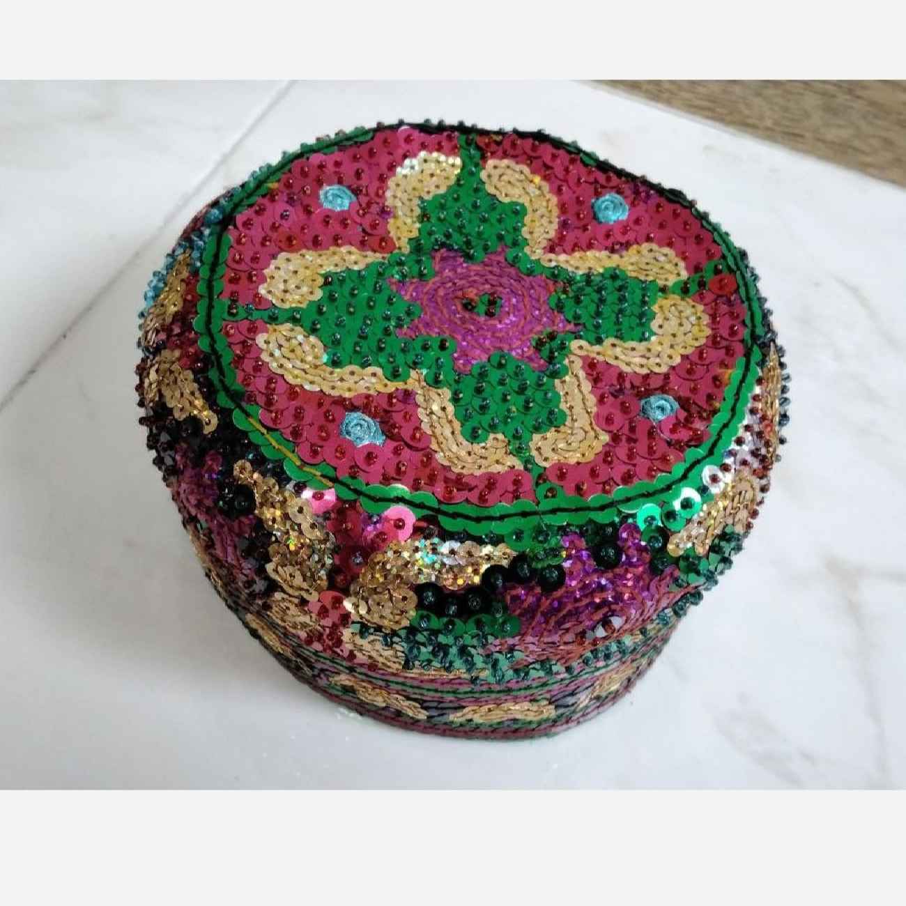 Chapeau traditionnel brodé de sequins – Parfait pour les festivals & soirées
