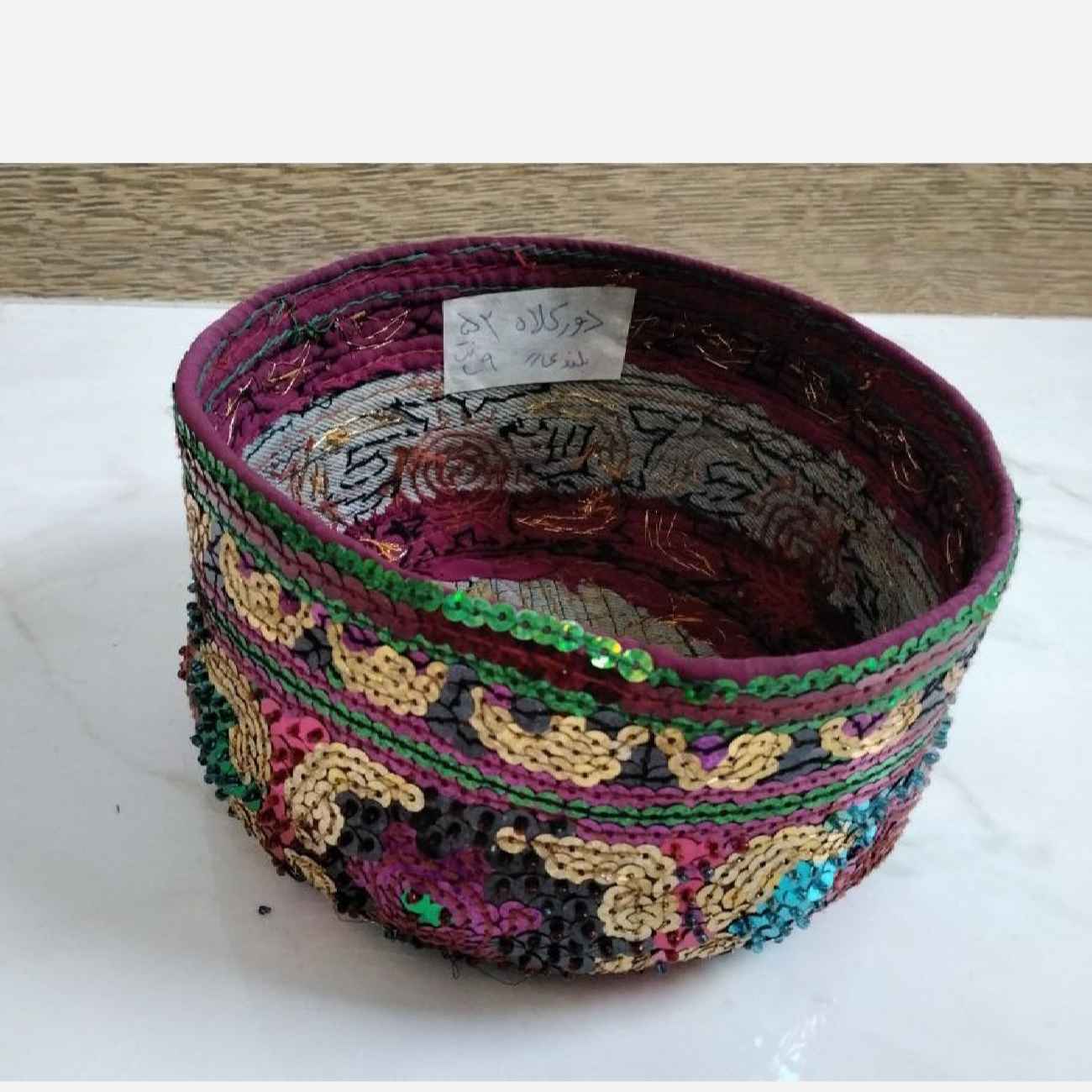 Chapeau traditionnel brodé de sequins – Parfait pour les festivals & soirées