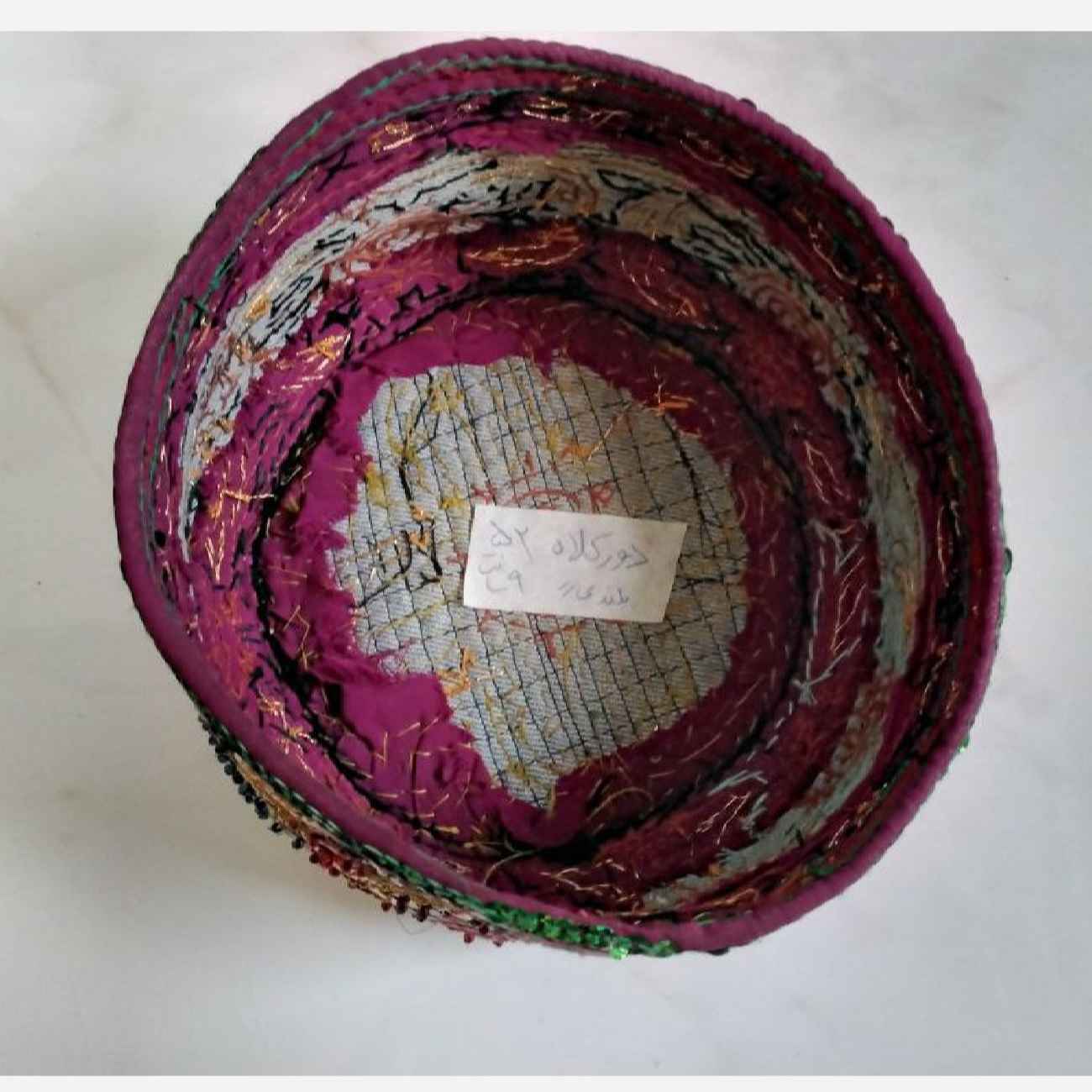 Chapeau traditionnel brodé de sequins – Parfait pour les festivals & soirées