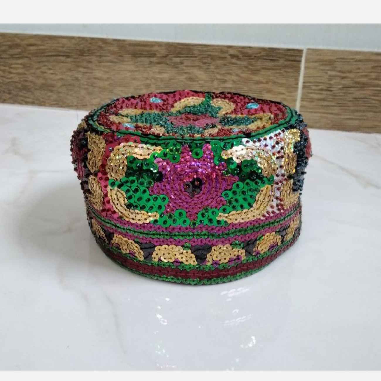 Chapeau traditionnel brodé de sequins – Parfait pour les festivals & soirées