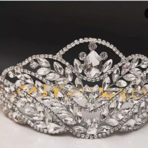 Couronne de mariée unique, entièrement ornée de pierres et de gemmes de haute qualité