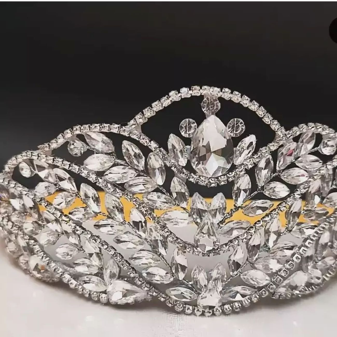 Couronne de mariée unique, entièrement ornée de pierres et de gemmes de haute qualité