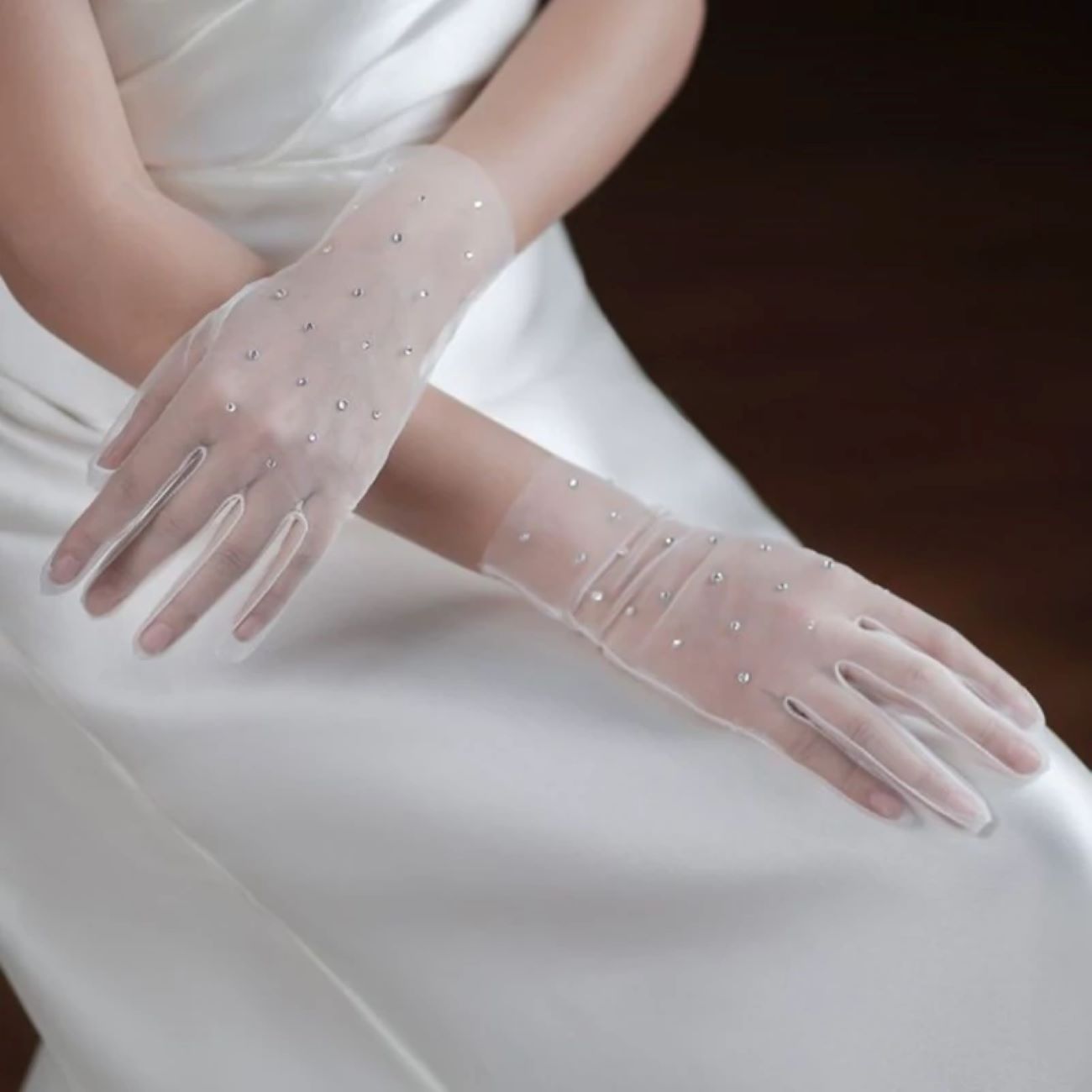 Gants de mariée blancs en dentelle avec strass – Simples et élégants