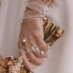 Gants de mariée blancs en dentelle avec broderie de perles – Élégants et ornés