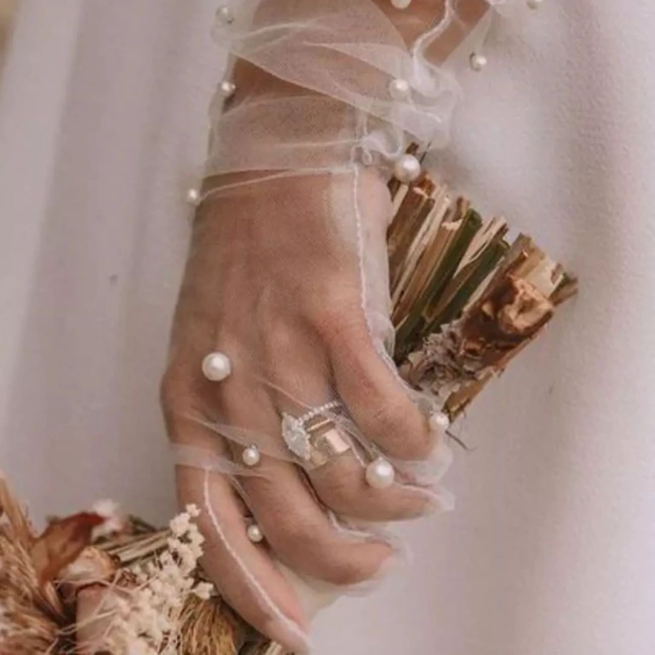 Gants de mariée blancs en dentelle avec broderie de perles – Élégants et ornés