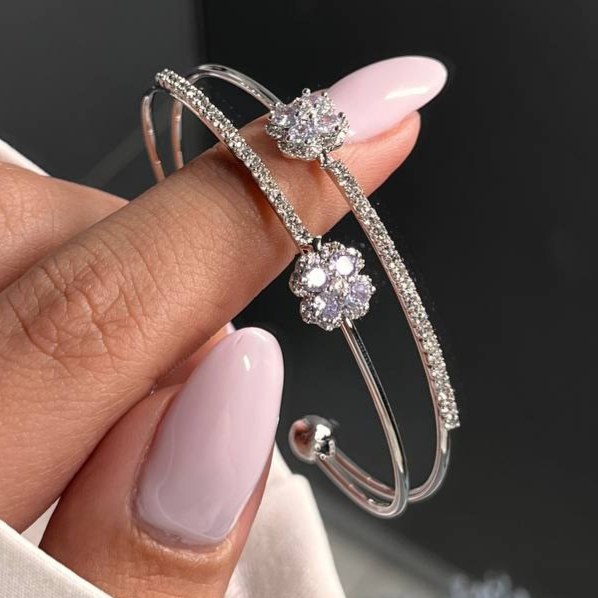 Bracelet Manchette Double-Ligne pour Femme, Orné de Pierres Complètes avec Motif Floral