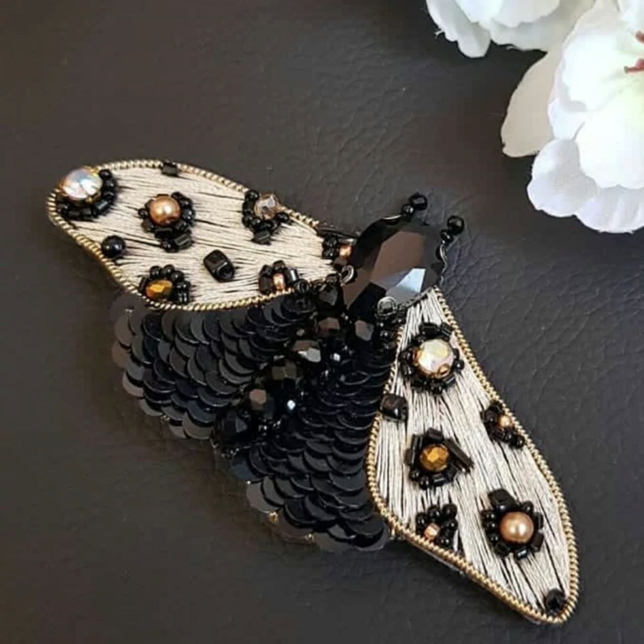 Adorable broche papillon perlée – élégante & fonctionnelle