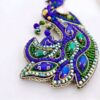 Broche paon perlée – une touche de beauté sauvage
