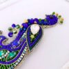 Broche paon perlée – une touche de beauté sauvage