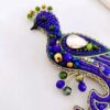 Broche paon perlée – une touche de beauté sauvage