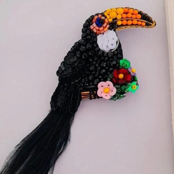 Broche toucan perlée – gracieuse et unique