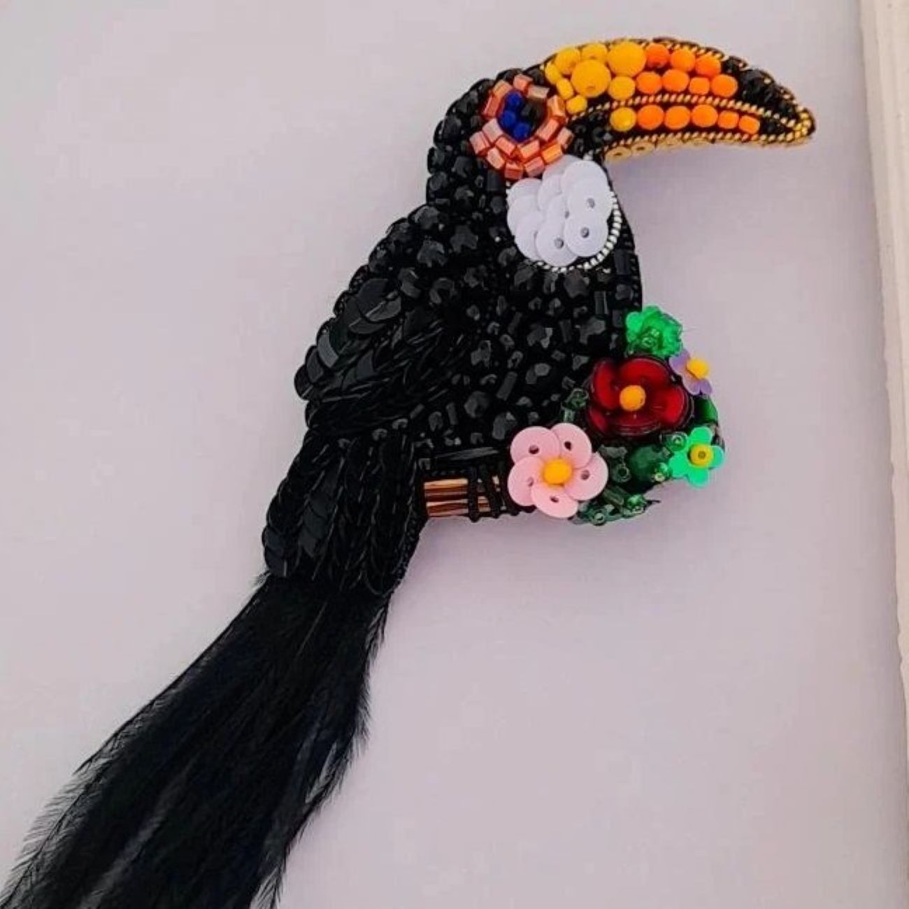 Broche toucan perlée – gracieuse et unique
