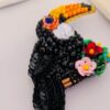 Broche toucan perlée – gracieuse et unique