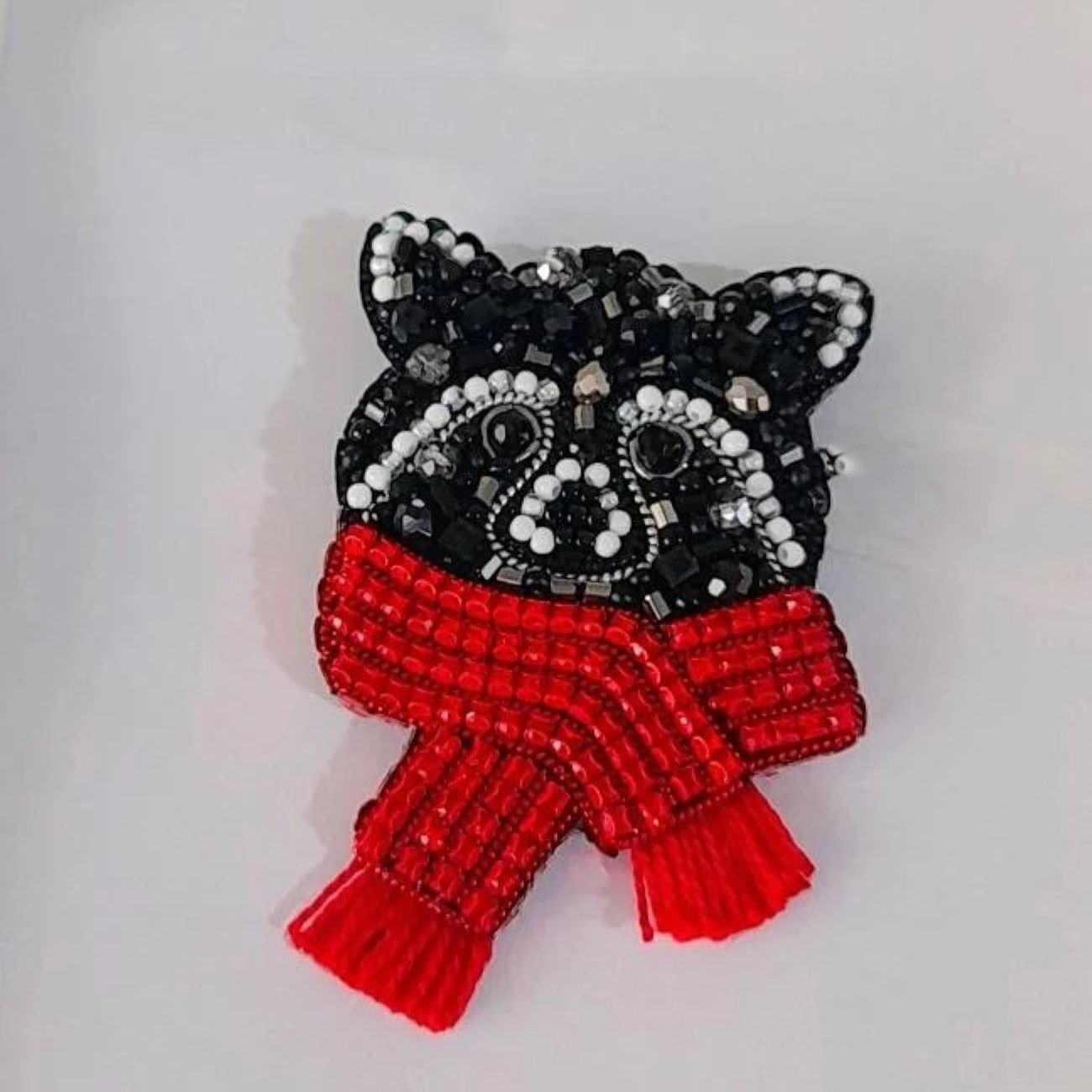 Belle et attachante broche raton laveur perlée