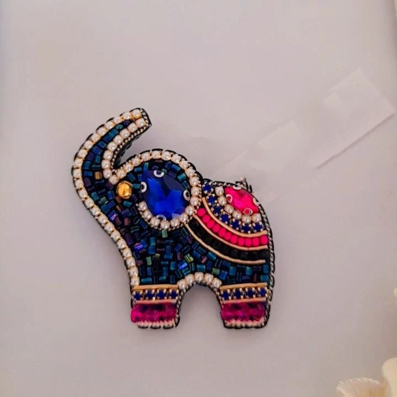 Belle et attachante broche éléphant perlée colorée