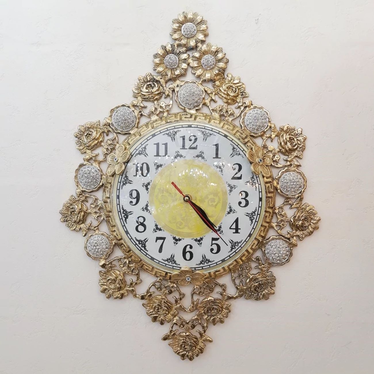 Horloge murale en laiton au design traditionnel – pour intérieurs sophistiqués