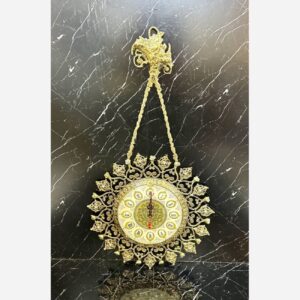 Charmante horloge murale en laiton avec décor floral et détail suspendu