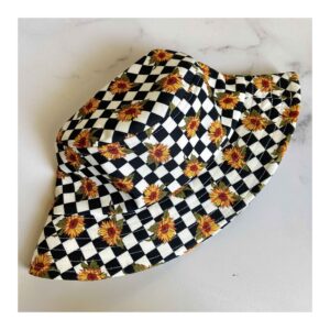 Chapeau Bob Élégant à Motifs Floraux et Carreaux – Parfait pour un Look Décontracté