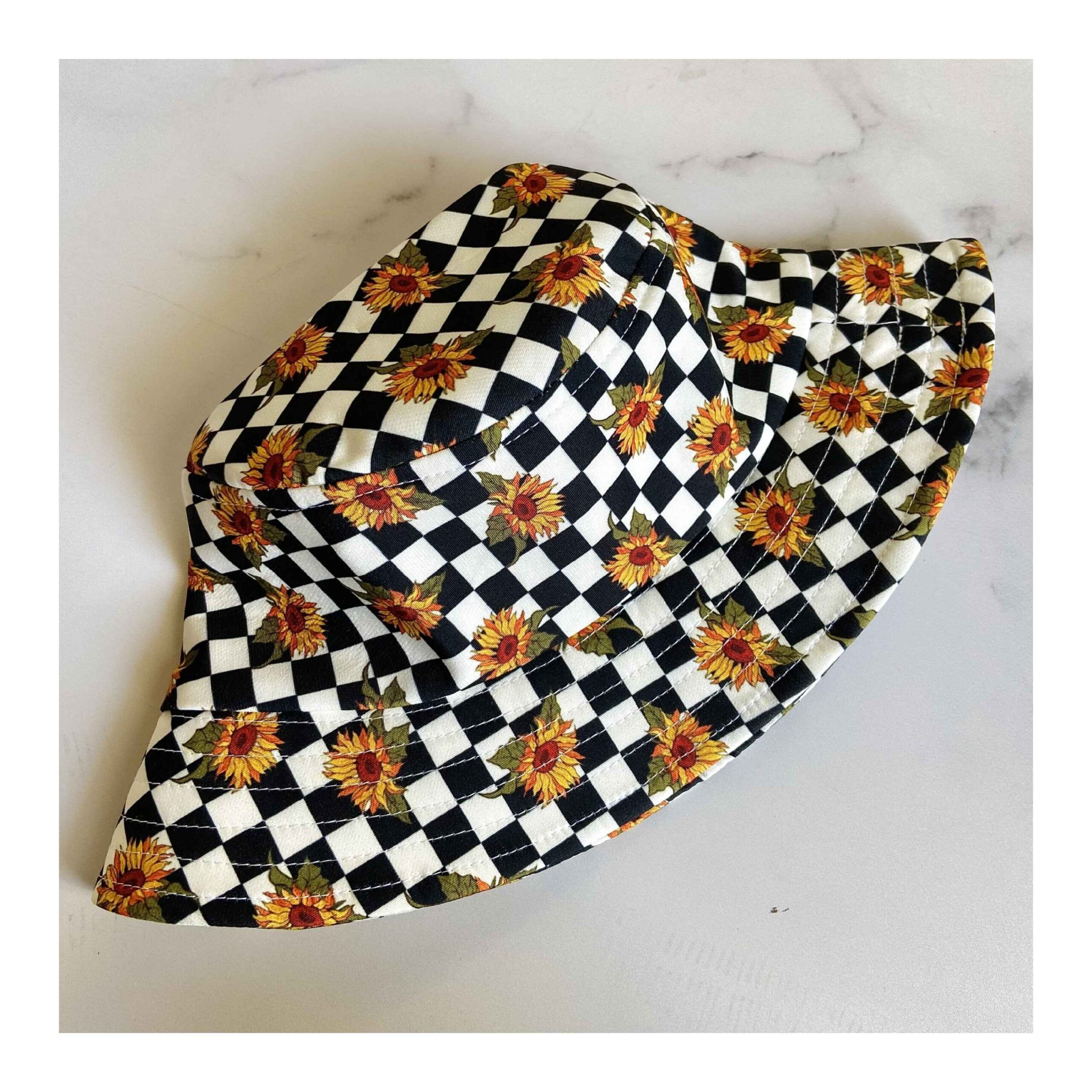 Chapeau Bob Élégant à Motifs Floraux et Carreaux – Parfait pour un Look Décontracté