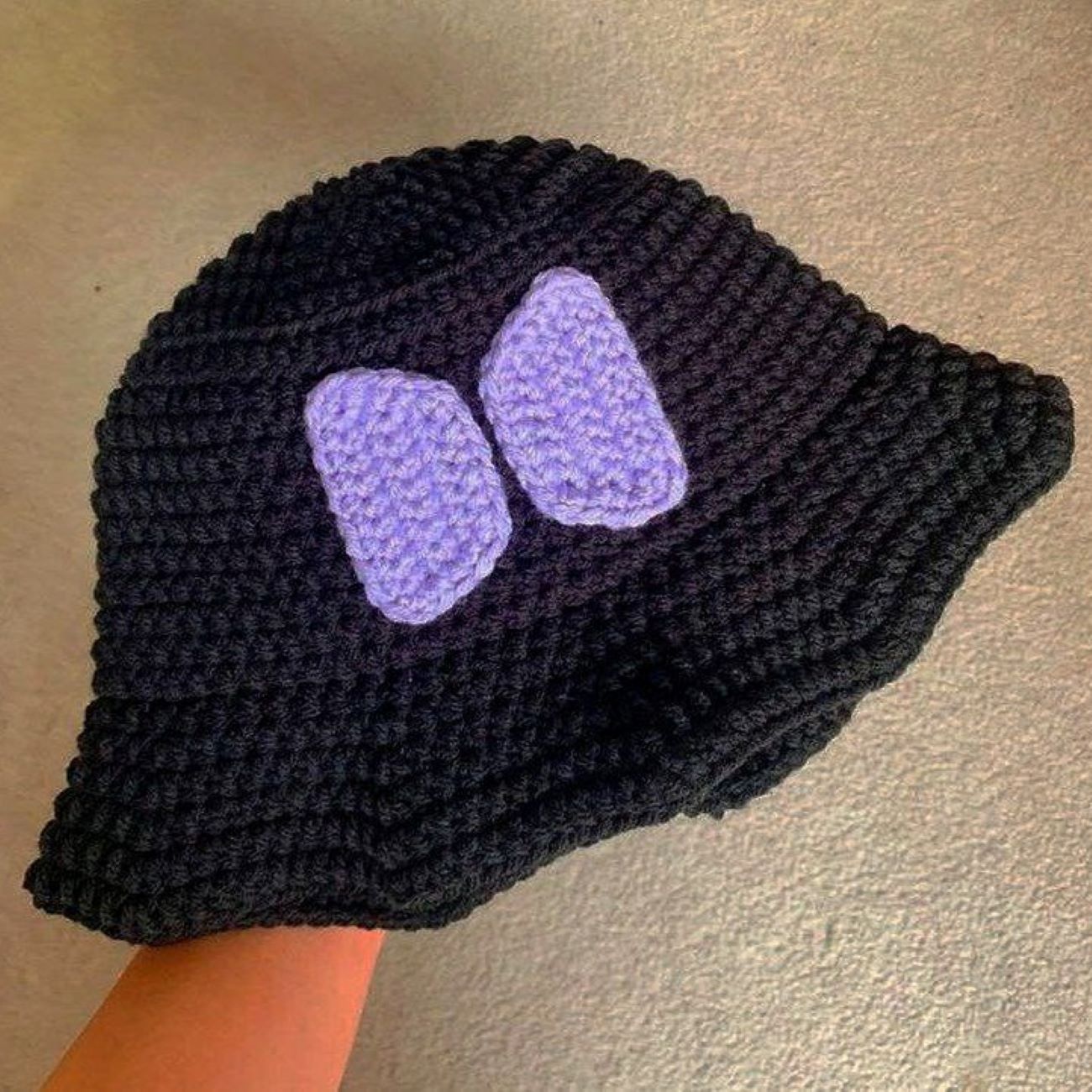 Chapeau seau au crochet douillet avec motif nœud joyeux – Parfait pour un look tendance