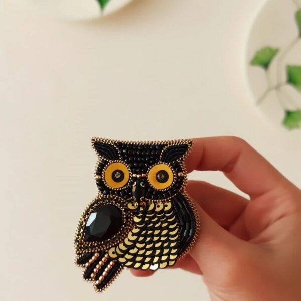 Ravissante broche hibou perlée – mystique et charmante