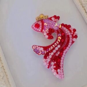 Broche poisson perlée élégante – une touche de charme