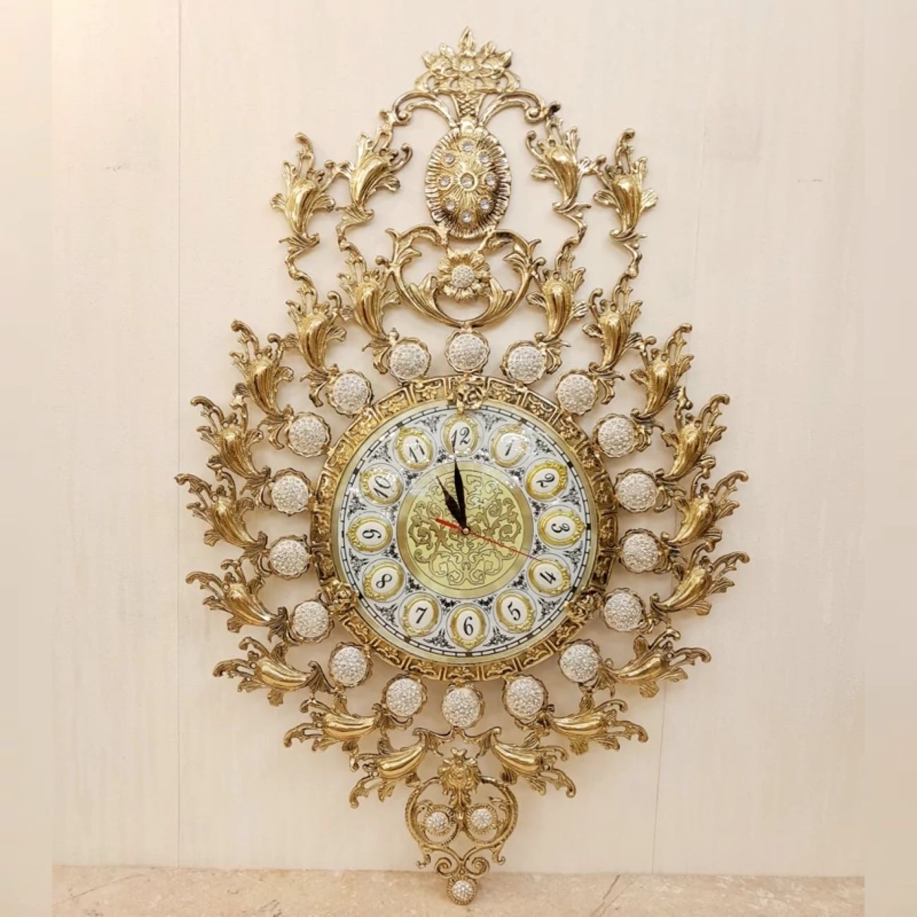 Horloge murale élégante en laiton avec grand cadran de 28 cm et détails en gemmes – une touche vintage raffinée