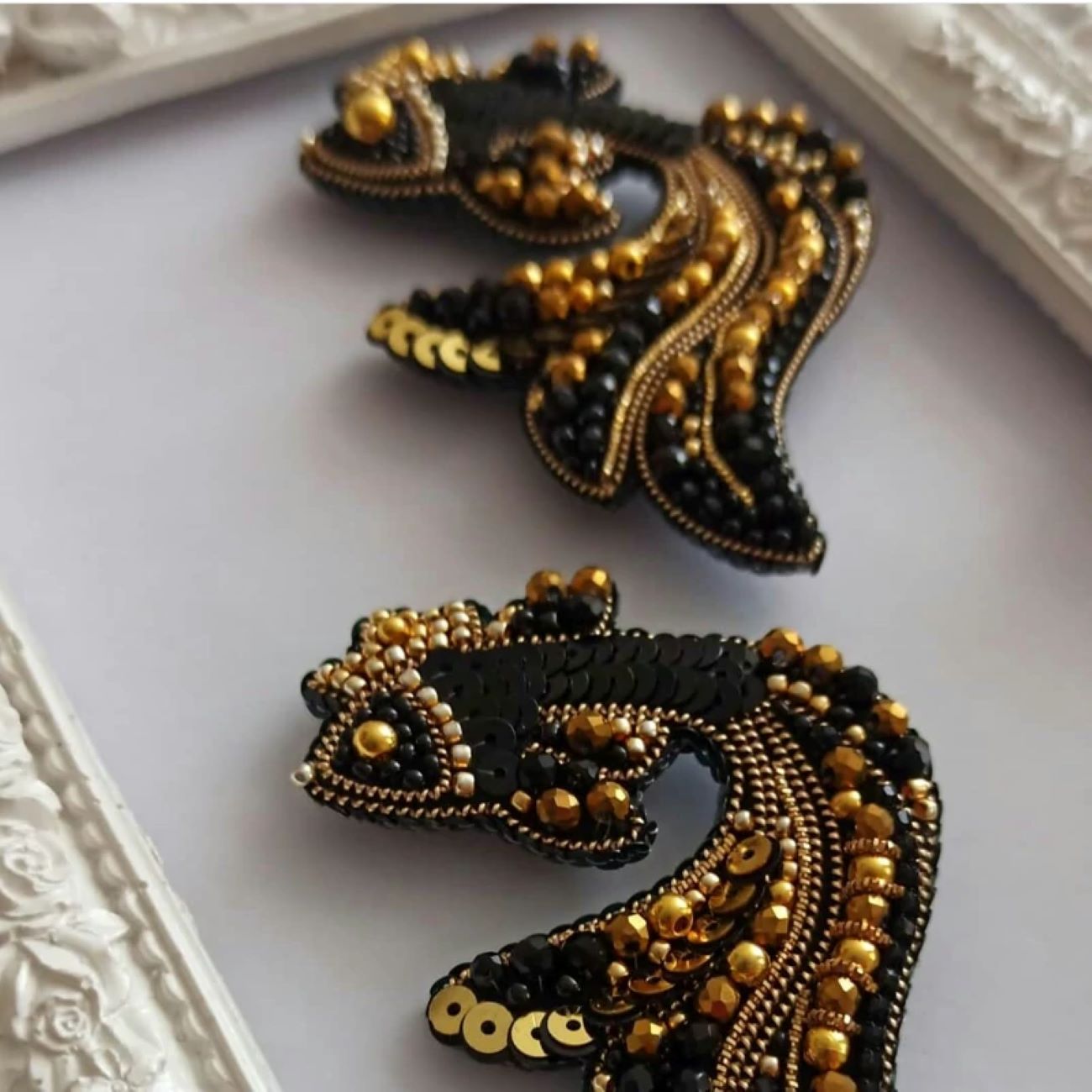 Broche poisson doré perlée – accessoire pour les amoureux de la nature
