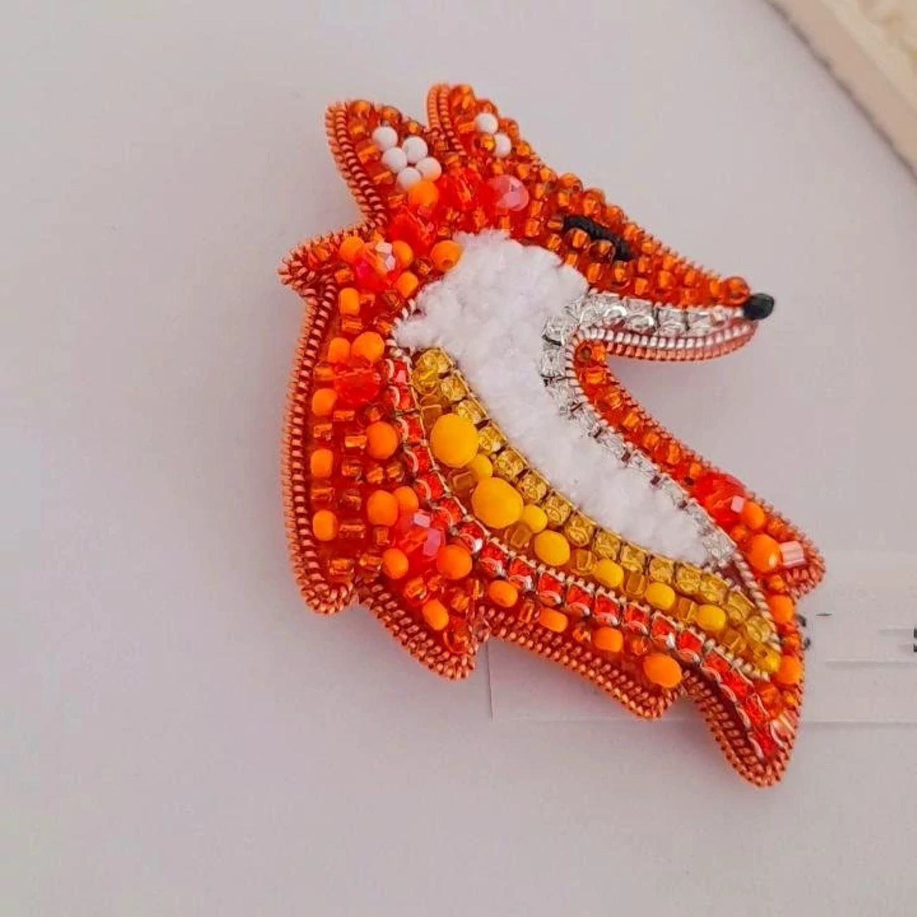Superbe broche renard perlée – gracieuse et unique