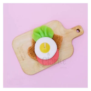 Bougie artisanale en forme de toast avec œuf au plat et laitue