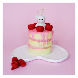 Bougie fantaisie jaune citron en forme de gâteau à étages avec ourson et framboise