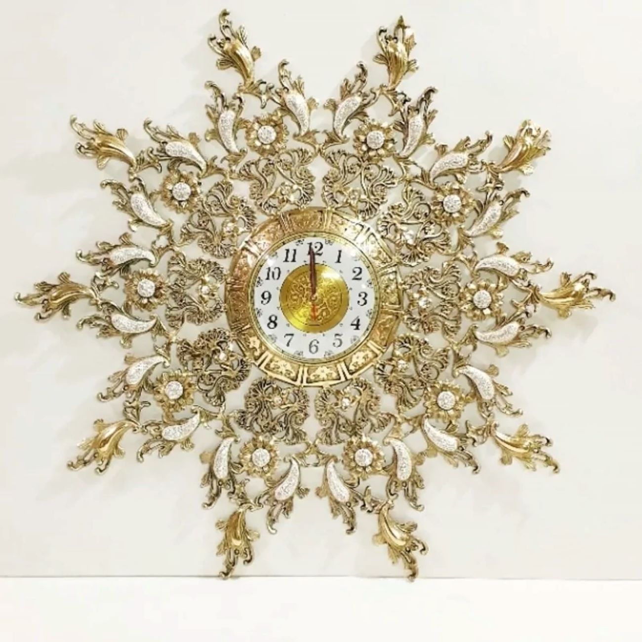 Grande horloge murale en laiton bronze avec motif soleil rayonnant rond