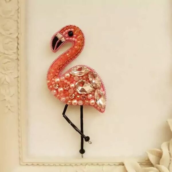 Jolie broche flamant rose perlée – colorée et ludique