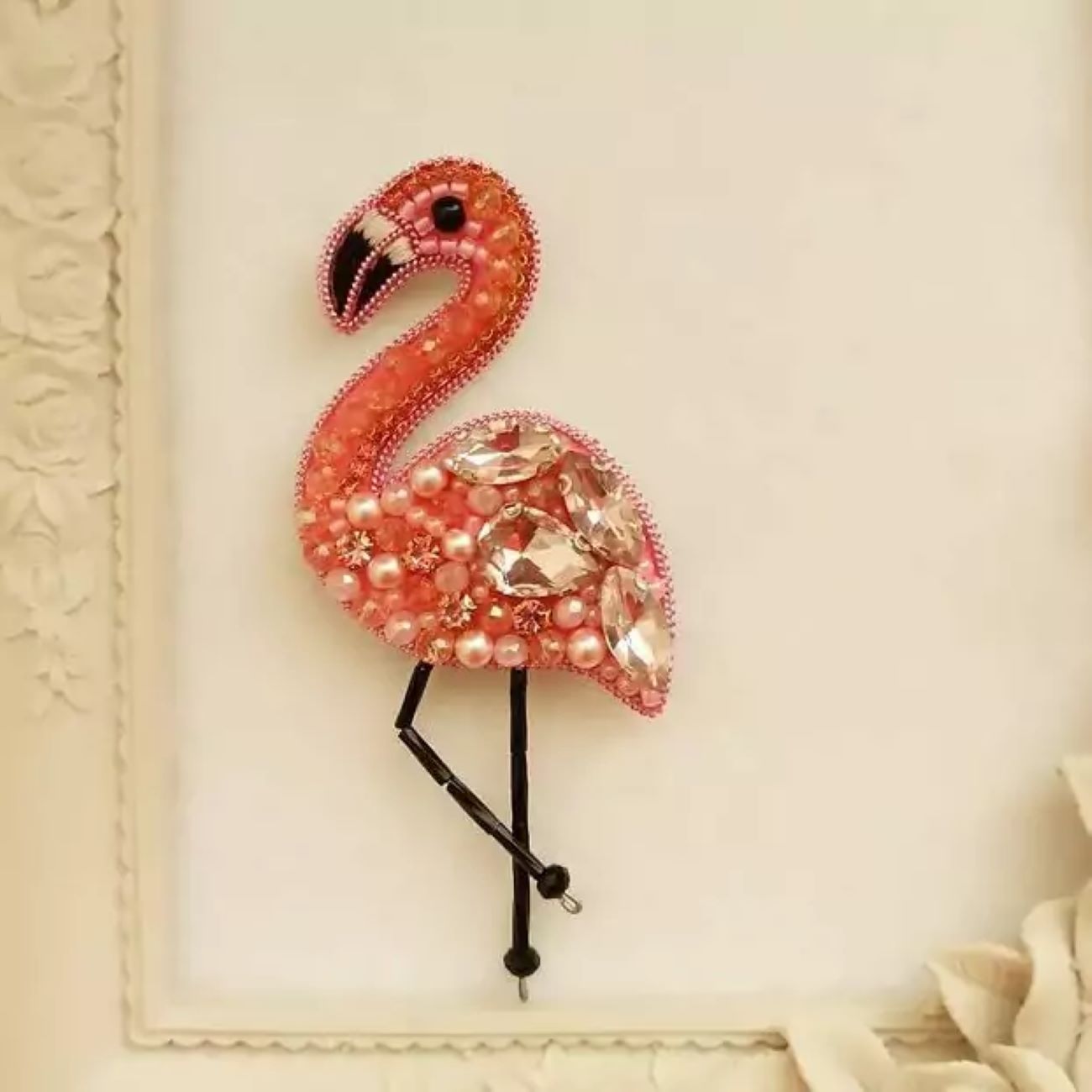 Jolie broche flamant rose perlée – colorée et ludique