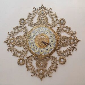 Horloge murale luxueuse en laiton avec accent floral délicat