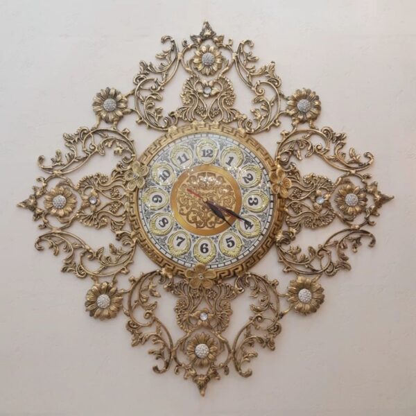 Horloge murale luxueuse en laiton avec accent floral délicat