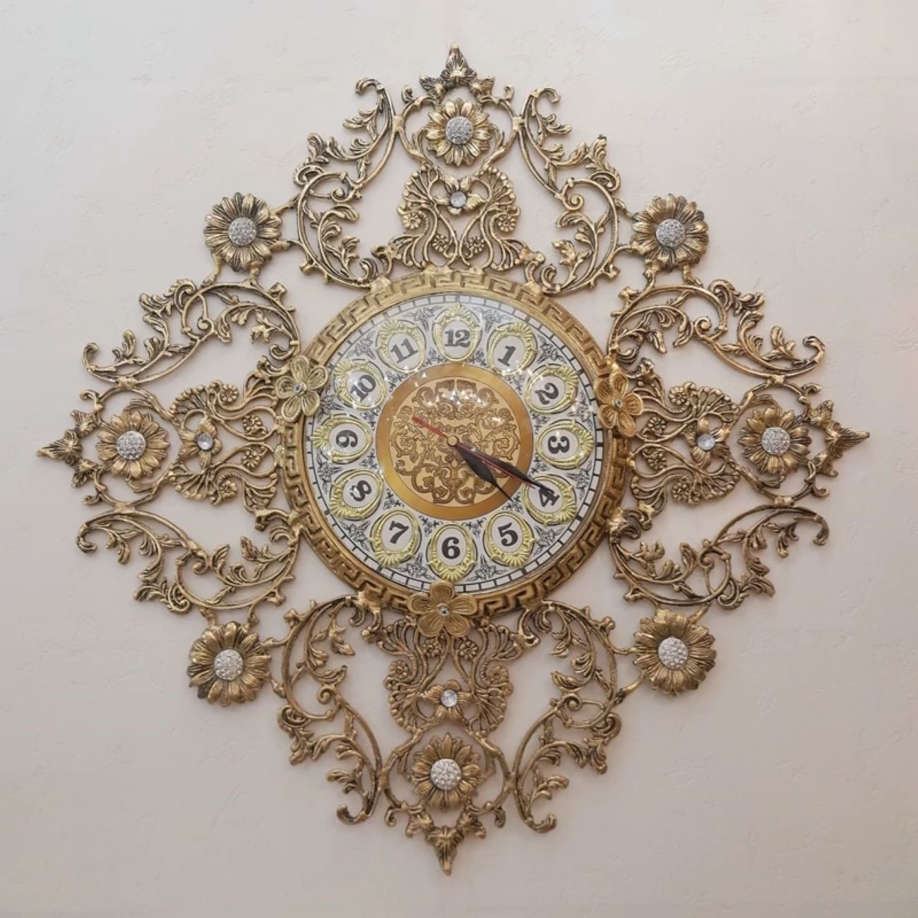 Horloge murale luxueuse en laiton avec accent floral délicat