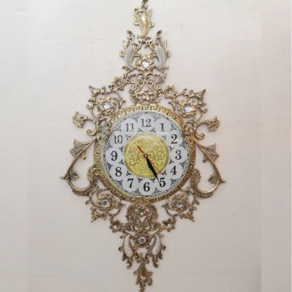 Horloge murale en laiton luxueuse avec pendentif floral délicat