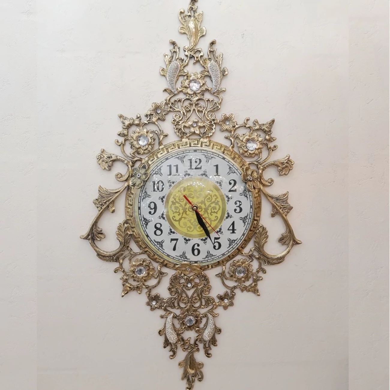 Horloge murale en laiton luxueuse avec pendentif floral délicat